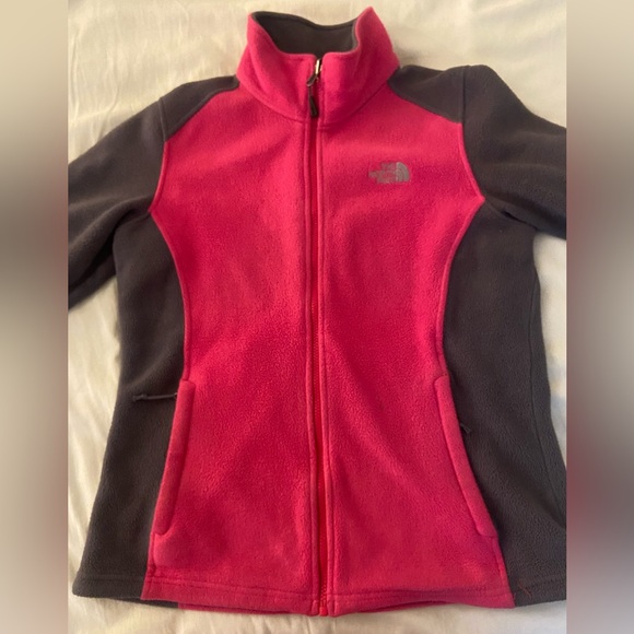 The North Face Women’s Fleece Pink & Gray sweater. - Picture 2 of 9